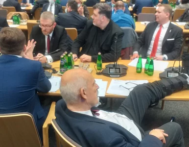 Miniatura: Z nogą na stole i bez maseczki. Tak Janusz...