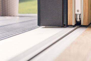 Drzwi podnoszono-przesuwne, mimo swoich gabaryt&oacute;w, są niezwykle komfortowe w&nbsp;użytkowaniu dzięki nowatorskiej konstrukcji w&oacute;zka jezdnego