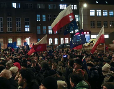 Miniatura: PiS zaczyna tracić na wojnie z sędziami