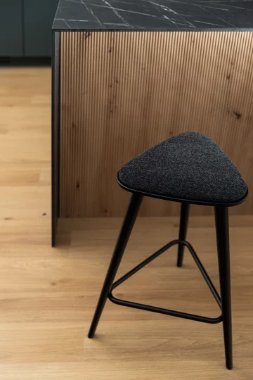 Rodzinne mieszkanie z home office – projekt pracowni JSM Wnętrza 