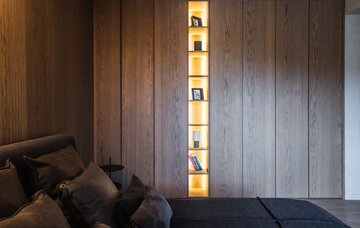 Projekt pracowni masz.design pokazuje, że ciemna kolorystyka, naturalne drewno i światło mogą stworzyć wnętrze pełne spokoju, elegancji i ponadczasowego charakteru 