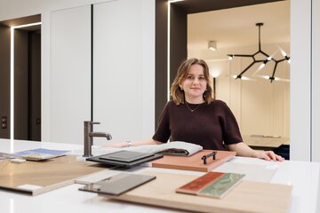 Dob&oacute;r materiał&oacute;w i&nbsp;kolor&oacute;w w&nbsp;kuchni 2026 coraz częściej zaczyna się od&nbsp;świadomych decyzji projektowych i&nbsp;pracy na&nbsp;pr&oacute;bkach &ndash; z&nbsp;myślą o&nbsp;sp&oacute;jności i&nbsp;długowieczności wnętrza. Na&nbsp;zdjęciu architektka Ewa Ostaszewska, Decoroom