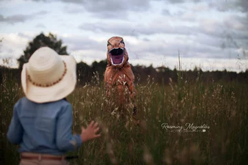 Levi (w kostiumie T-rexa) oraz jego kuzynka Lola 