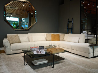 Sofa LUIS – nisko osadzona, dająca poczucie stabilności z regulowanymi podłokietnikami. Pozwalają one zmienić jej charakter z klasycznego na  swobodny. Komfort zbudowano tu bez użycia pierza, a dzięki konstrukcji i warstwowym wypełnieniu