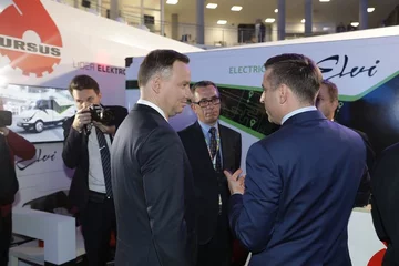 Prezydent Andrzej Duda za kierownicą ELVI 