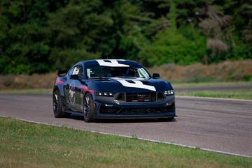 Ford Mustang Dark Horse R 