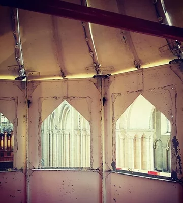 Zjeżdżalnia w katedrze w Norwich 