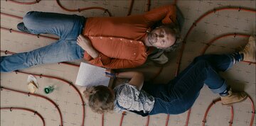 Kadr z&nbsp;filmu &bdquo;Znam kogoś, kto cię szuka&rdquo;