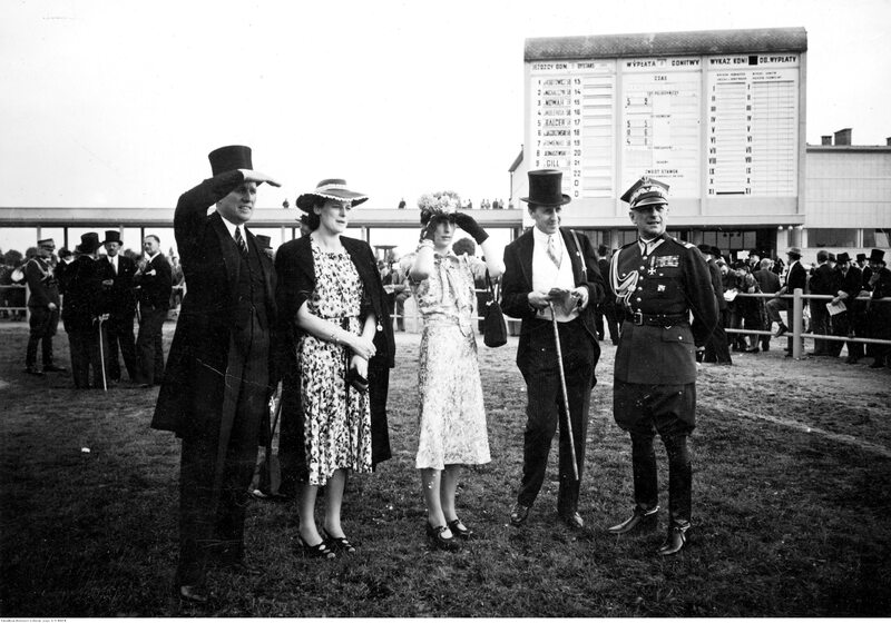 Obserwatorzy zawodów na torze Służewiec w lipcu 1939 r., od prawej: od prawej: generał Bronisław Regulski, hrabia Józef Potocki z żoną Krystyną, hrabina Róża Mycielska, hrabia Roman Potocki.