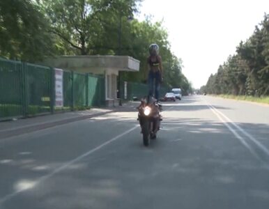Miniatura: Ta motocyklistka nie wie, co to strach....