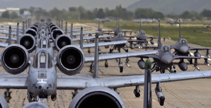 Myśliwce A-10 Thunderbolt i F-16 podczas "marszu słoni" Myśliwce A-10 Thunderbolt i F-16 podczas "marszu słoni"