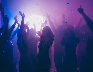 Miniatura: 50 osób bawiło się na dyskotece. Impreza...