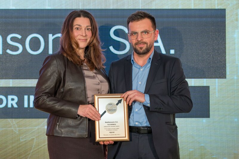 Robert Gromada (z lewej) oraz&nbsp;wręczająca nagrodę Małgorzata Golińska, dyrektor ds. transformacji cyfrowej PMPG Polskie Media