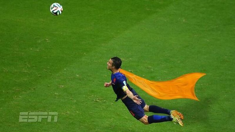 Robin van Persie wyrównuje wynik w zwycięskim meczu Holandia - Hiszpania na MŚ 2014 