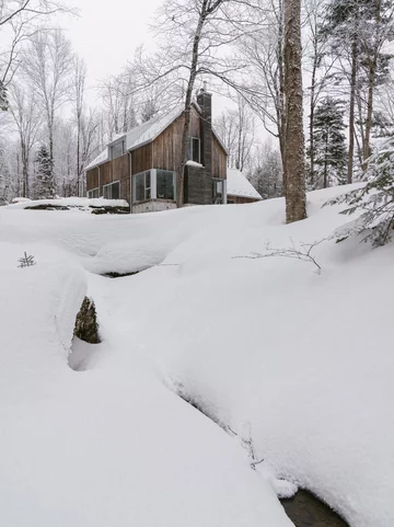 Architekci postawili dom przy samym strumieniu. Efekt? Czysta magia. Projekt EM architecture 