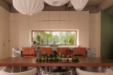 Dom w&nbsp;Seseh na&nbsp;Bali zaprojektowany przez Olgę Kurek z&nbsp;Amok Architecture. Wnętrze łączy surowy beton, naturalny kamień, drewno i&nbsp;tropikalną roślinność