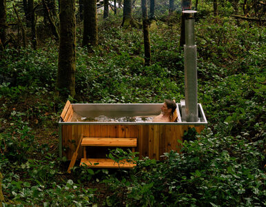 Miniatura: Kąpiel w naturze. Drewniana wanna opalana...