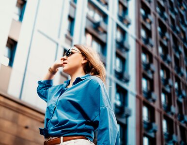 Miniatura: Kobieta z własnym „M”. Bank patrzy na coś...