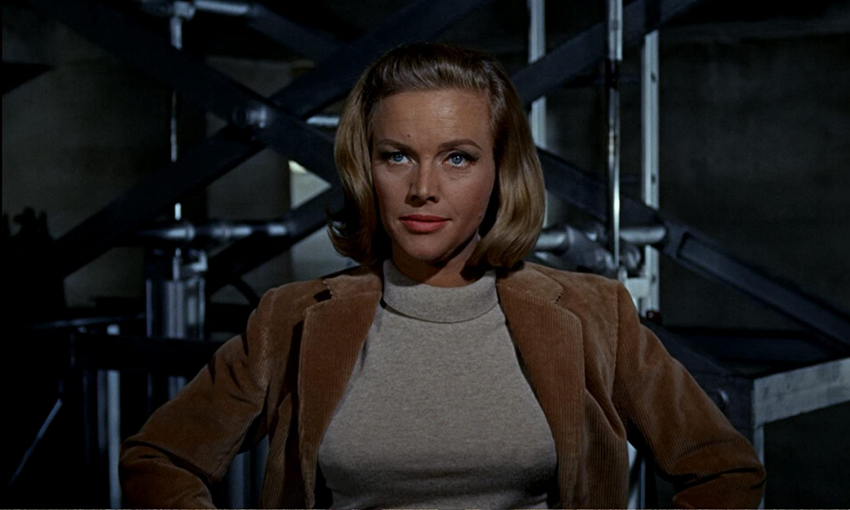 Honor Blackman jako Pussy Galore w filmie „Goldfinger” (1964) 