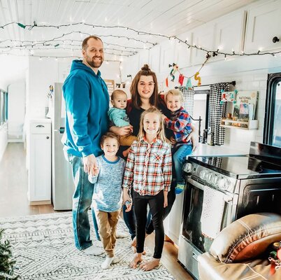 Miniatura: 8-osobowa rodzina zamieszkała w autobusie....