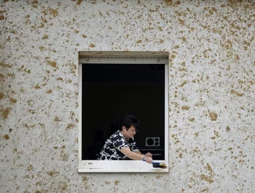 Ziemia z wybuchu została rozrzucona na pobliskie budynki (fot. EPA/MARIUS BECKER /PAP)