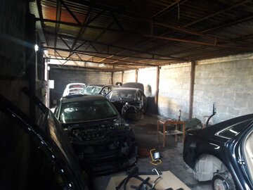 W&nbsp;odnalezionej dziupli były auta za&nbsp;ponad 2&nbsp;mln zł