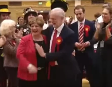 Miniatura: W świetle kamer klepnął koleżankę w......