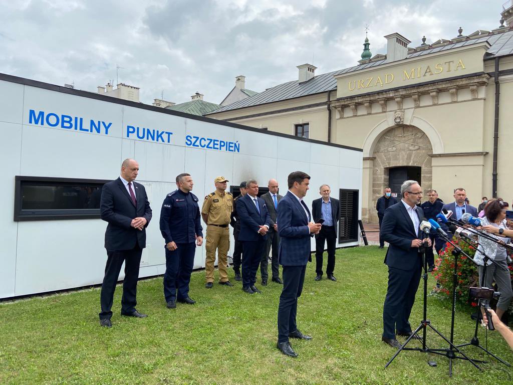 Adam Niedzielski przed podpalonym punktem szczepień w Zamościu 