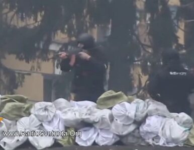Miniatura: Funkcjonariusze Berkutu strzelają do...