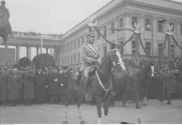 Piłsudski na Kasztance przyjmuje defiladę. W tle widoczny Pałac Saski i pomnik księcia Józefa Poniatowskiego Obchody Święta Niepodległości w 1927 roku