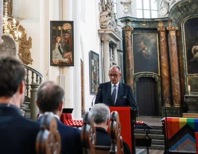 Miniatura: Kanclerz Niemiec stanął przed kościołem,...