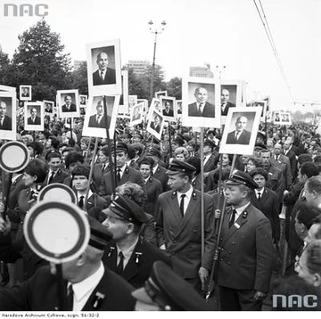 Umundurowani pracownicy Polskich Kolei Państwowych z podobiznami Władysława Gomułki podczas pochodu na ul. Marszałkowskiej. (1968 r.)(fot. NAC)