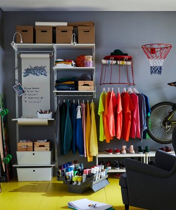 Dobrze zorganizowana przestrzeń może być jednocześnie uporządkowana, funkcjonalna i pełna przedmiotów, które nadają wnętrzu indywidualny charakter. IKEA pokazuje, jak znaleźć w domu miejsce zarówno na codzienne potrzeby, jak i rzeczy, które są ważne 