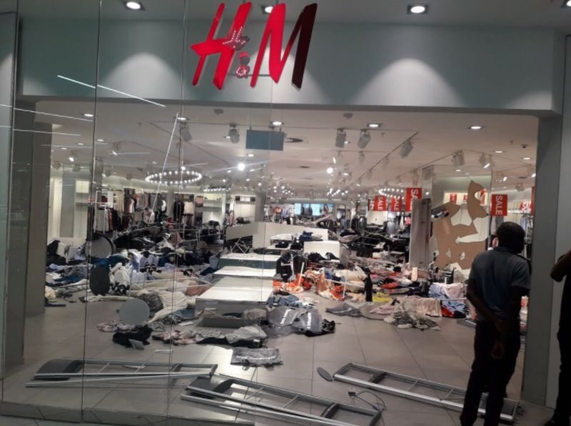 Zniszczone wnętrza salonu H&M 