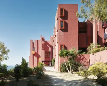 La Muralla Roja, osiedle projektu Ricardo Bofill Taller de Arquitectura Ricardo Bofill, La Muralla Roja
