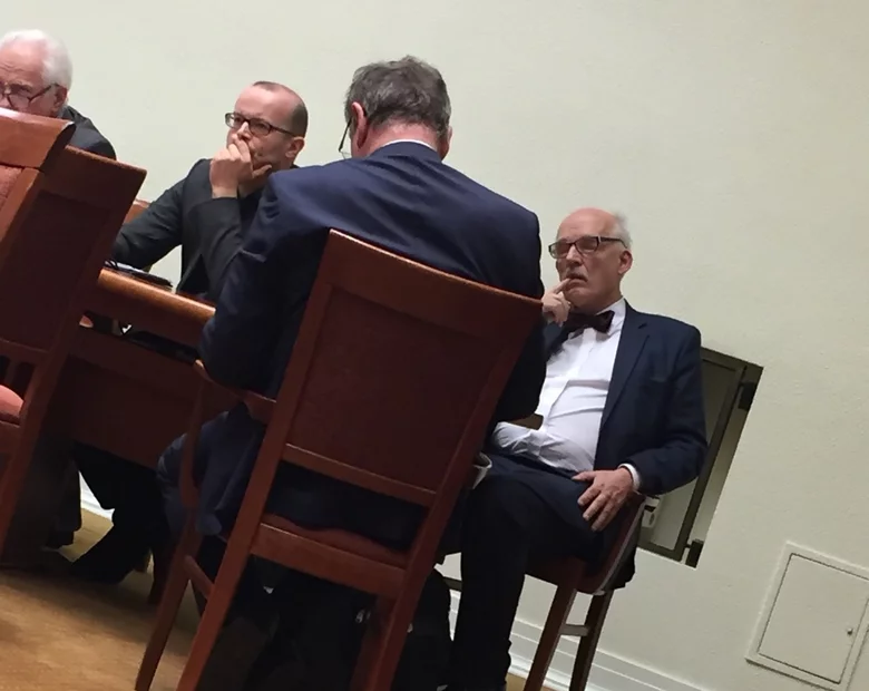 Miniatura: Sejmowe krzesełka jak fotele w PE....