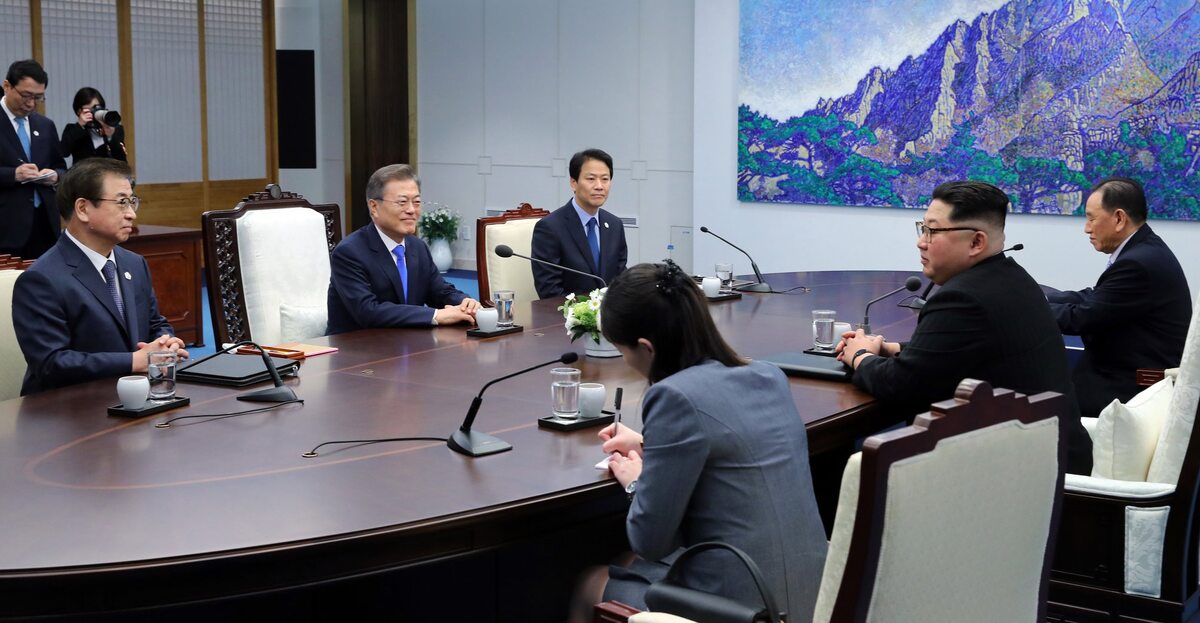 Rozmowy delegacji z Korei Południowej i Korei Północnej. Po stronie Korei Południowej (od lewej) siedzą: Suh Hoon - Szef Agencji Wywiadu, Prezydent Moon Dzae In, Im Dzong-Suk, szef gabinetu prezydenta.

Po stronie Korei Północnej siedzą: Kim Jo Dzong, Kim Dzong Un, Kim Dzong Chol, szef sztabu Armii Koreańskiej