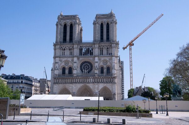 Miniatura: Rok temu wybuchł pożar w katedrze Notre...