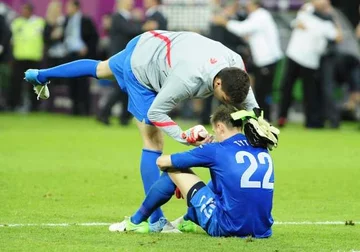 Szczęsny przegrał rywalizację o miejsce w bramce z Tytoniem - ale po meczu nie miało to żadnego znaczenia (fot. EPA/AIDAN CRAWLEY/PAP)