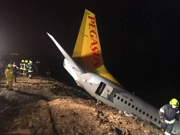 Boeing 737 zawisł na klifie 