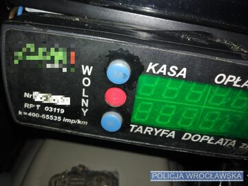 Fałszywego taks&oacute;wkarza schwytała wrocławska policja