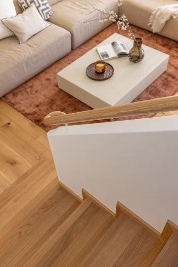 Projekt domu pod Warszawą autorstwa pracowni Decoroom to współczesna interpretacja stylu japandi — pełna naturalnych materiałów, miękkich form i spokojnej, harmonijnej kolorystyki 