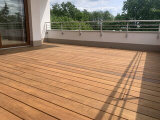 Deska tarasowa nad basenem:Woodgroup Angelim Amargoso