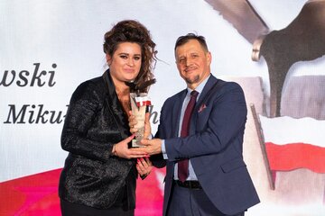 Jacek Toś dyrektor OT KOWR w&nbsp;Kielcach odbiera nagrodę dla&nbsp;Olejarni Zagłoby w&nbsp;Mikułowicach. Nagrodę wręczyła Marlena Wronkowska, dyrektor projekt&oacute;w biznesowych PMPG Polskie Media