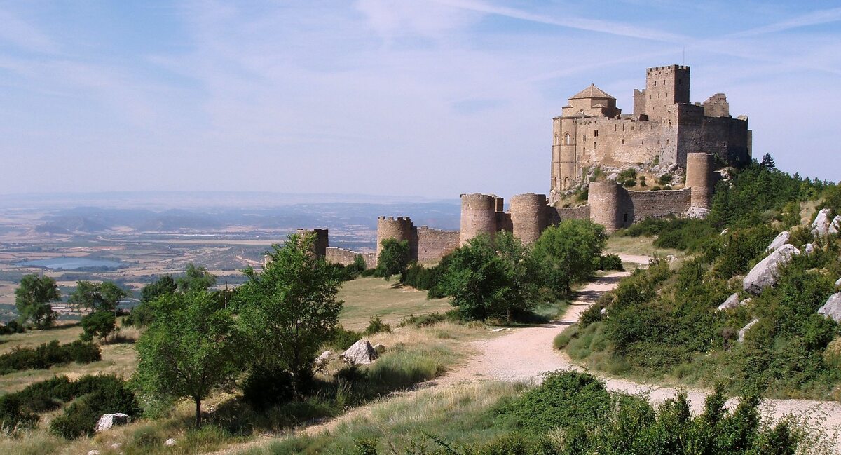 Castillo de Loarre, Hiszpania Zachowany w dobrym stanie zamek z XI wieku. Według pierwotnych planów miał być o wiele mniejszy. To tutaj kręcono większość scen do filmu Ridleya Scotta "Królestwo Niebieskie".