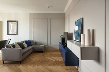 Małe mieszkanie z białą kuchnią i granatowym sufitem, projekt: Decoroom 