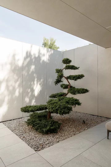 Inside Out Villa, dom jednorodzinny autorstwa pracowni MOKAA – dom, który otwiera się na ogród i redefiniuje współczesny komfort życia 