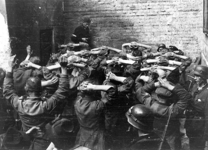 Jeńcy niemieccy wzięci do niewoli po zdobyciu „Dużej PASTy” przy ul. Zielnej 39 (20 sierpnia)