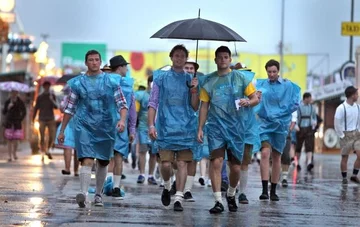 ...którym nie przeszkadza deszcz (fot. EPA/KARL-JOSEF HILDENBRAND/PAP)