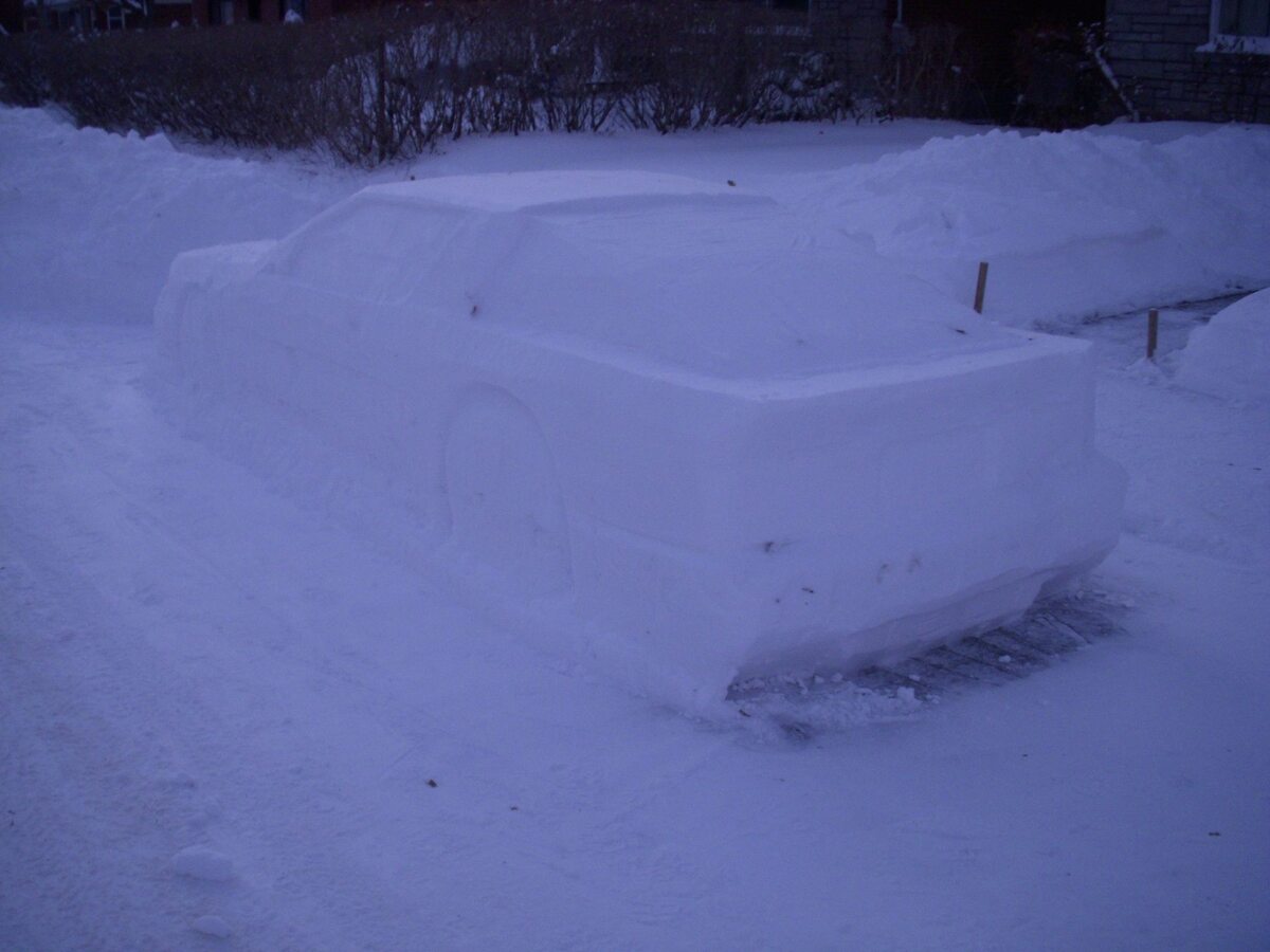 Proces budowy samochodu ze śniegu 